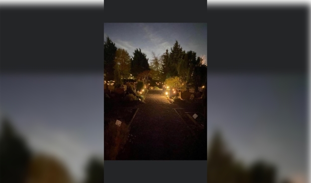 <p>Het kerkhof is verlicht tijdens Allerzielen. </p>