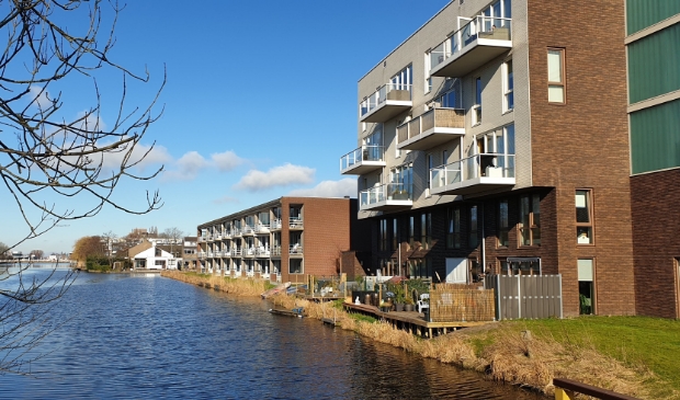 Waar o waar is dit in Wormerveer? Wie met de groep meeloopt, kan mooie doorkijkjes ontdekken die een foto waard zijn.