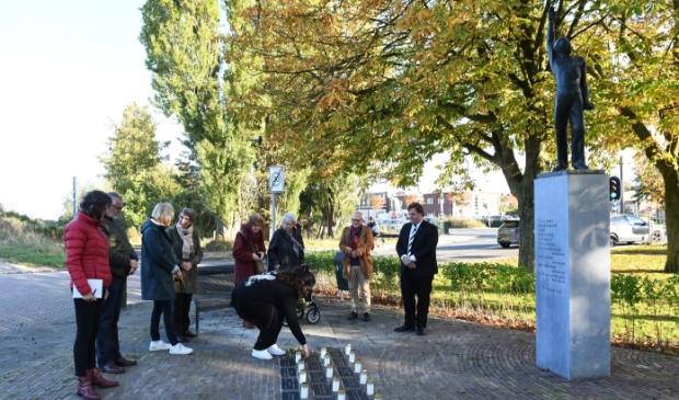 <p>De onthulling van de gedenkkeien in Halfweg.</p>