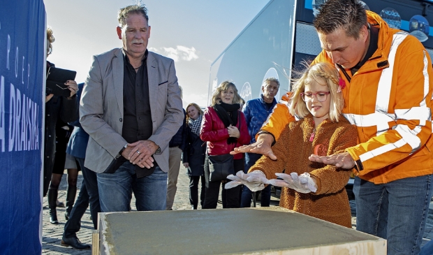 Kinderhanden in het cement bij de start van de bouw van het Expertisecentrum.