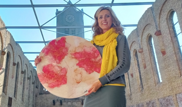 Stephanie van der Beek toont haar werk in de uitgebrande kerk van Hoogmade