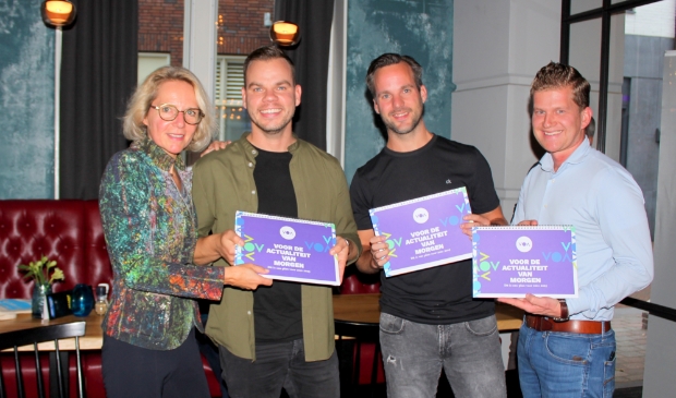 <p>VOA-voorzitter Elles in 't Veld overhandigt de eerste exemplaren van het beleidsplan aan Mark Bos, Joost Schravendeel en Evert de Boer (vlnr)</p>