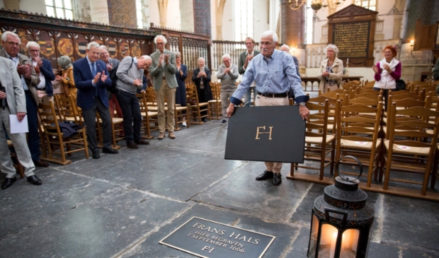 <p>Frans Hals kon zelf geen eigen graf kopen, maar had het geluk dat hij bijgezet kon worden in het graf van zijn eerste schoonvader.</p>