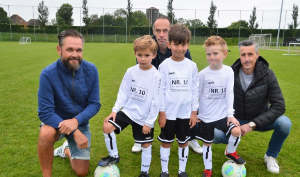 <p>De eigenaren van sponsor NR. 10 Interieurbouw met drie van de de jonge spelertjes.</p>