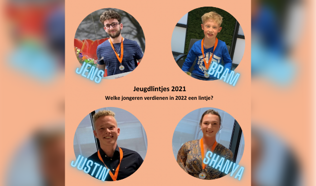 <p>Vier jongeren die in 2021 een jeugdlintje ontvingen. </p>
