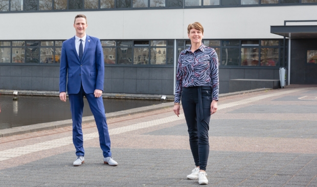 <p>Tim Mars en Monique Lindner van het Ondernemersloket staan dagelijks meerdere ondernemers te woord. </p>