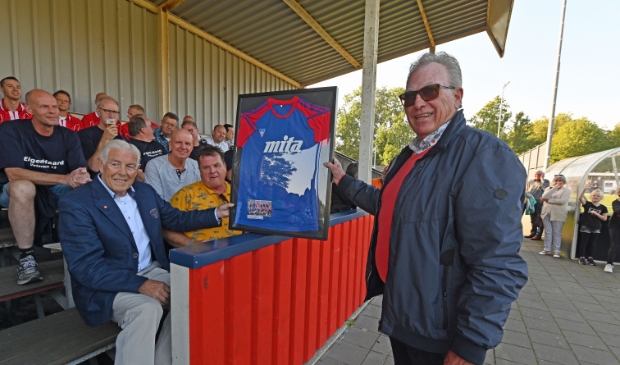 <p>Hein Buijs overhandigt als nog het shirt aan Bob Maas.</p>