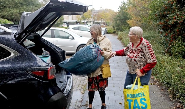 <p>Er worden ruim 200 kleedjes in de auto geladen.</p>