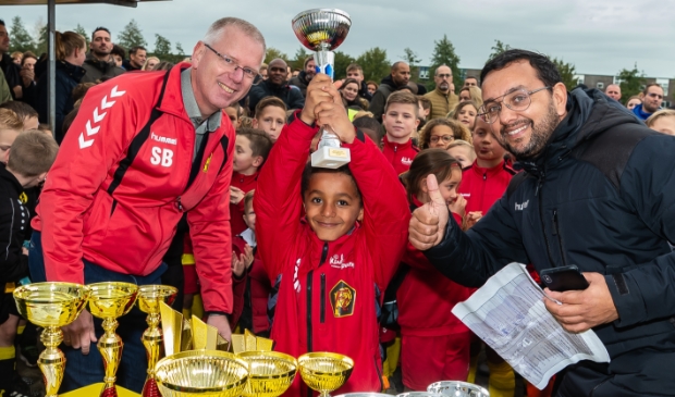 <p>Raphael, keeper van de JO-10 1 van FC Purmerend werd uitgeroepen tot speler van het toernooi. Voorzitter Simon Butter (links) en manager voetbalzaken Brian van Gils reikten de prijzen uit. </p>