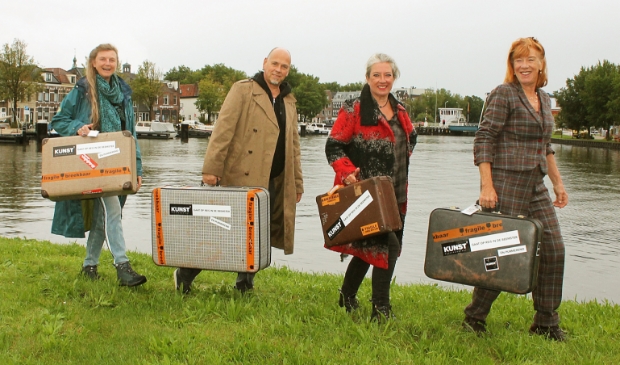 <p>Vier kunstenaars, vier koffers ..</p>