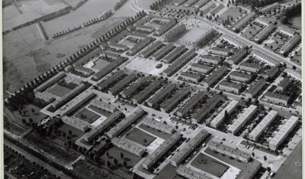 Luchtfoto van Tuindorp Oostzaan. September 1968.
