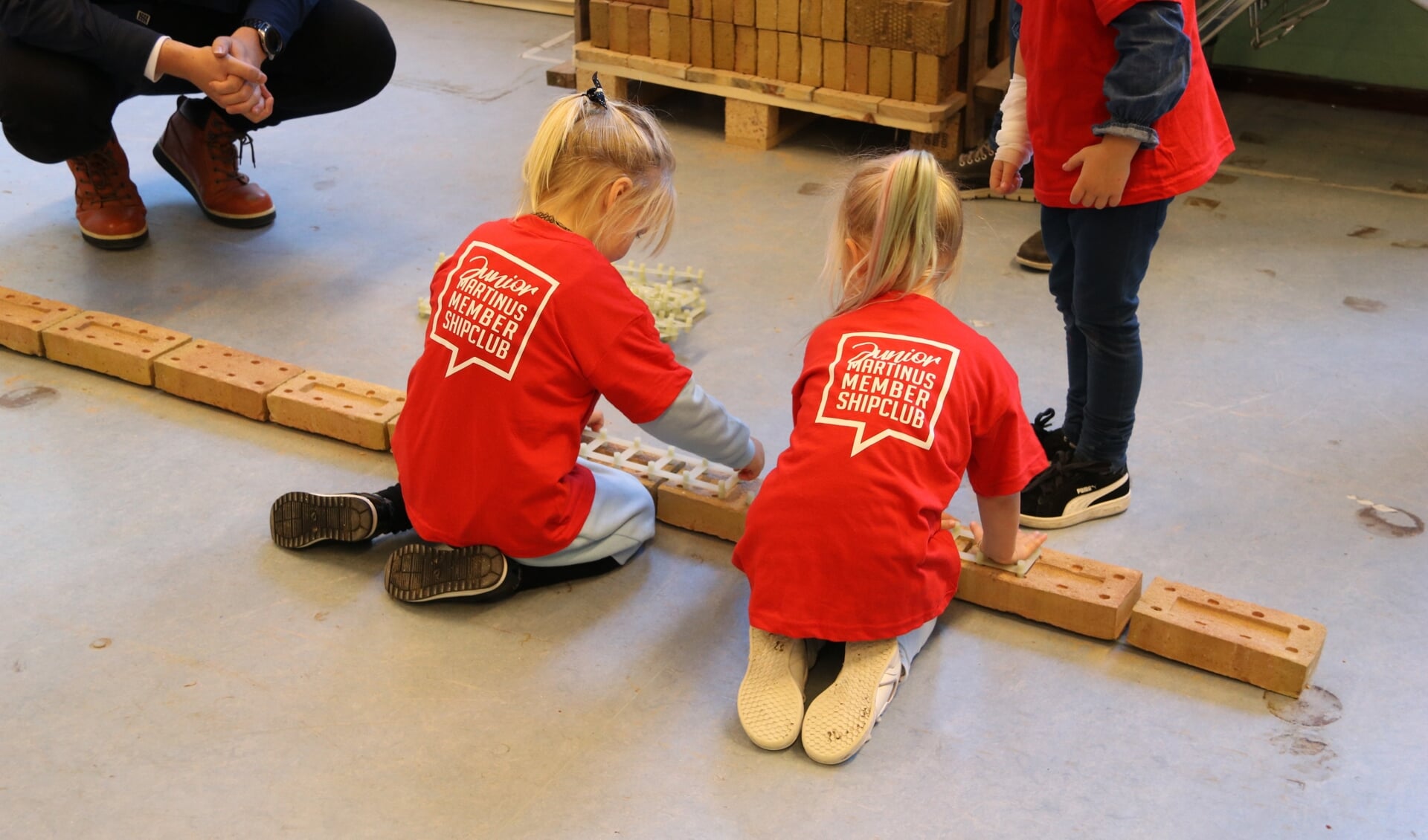 Unieke start Kinderboekenweek: kleuters van De Hussel enthousiast aan het metselen.