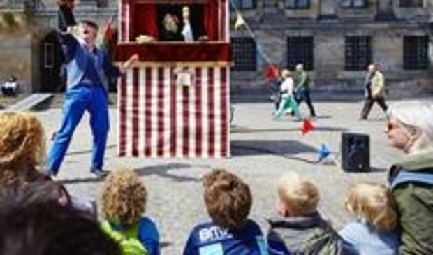 <p>De poppenkast op De Dam gaat voor één keer het paleis in.</p>