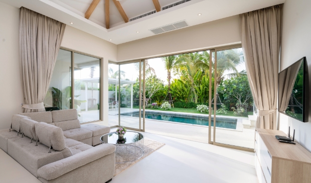 <p>De trend noem je ook wel 'open air living room'.</p>