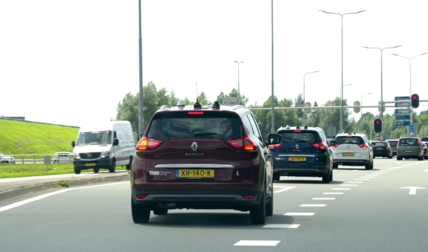 <p>Het treintje van auto's tijdens de proef. </p>