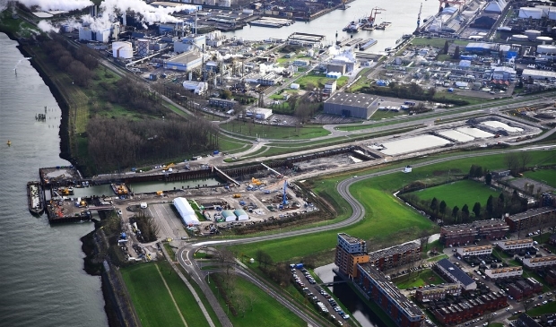 <p> Vanwege vertraging in de bouw van de Hollandtunnel van de Blankenburgverbinding is de Zuidbuurt ter hoogte van het bouwterrein van maandag 18 oktober tot en met vrijdag 24 december afgesloten voor autoverkeer. </p>