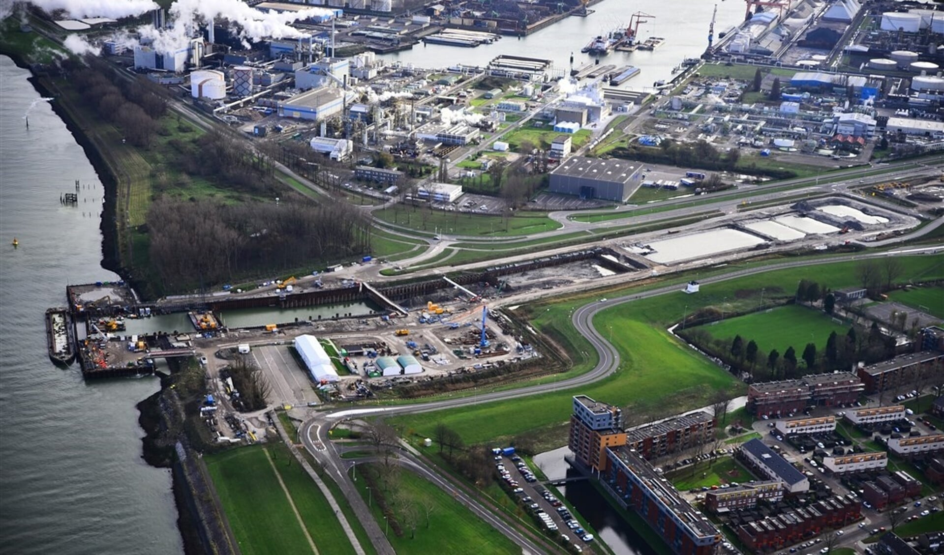  Vanwege vertraging in de bouw van de Hollandtunnel van de Blankenburgverbinding is de Zuidbuurt ter hoogte van het bouwterrein van maandag 18 oktober tot en met vrijdag 24 december afgesloten voor autoverkeer.  