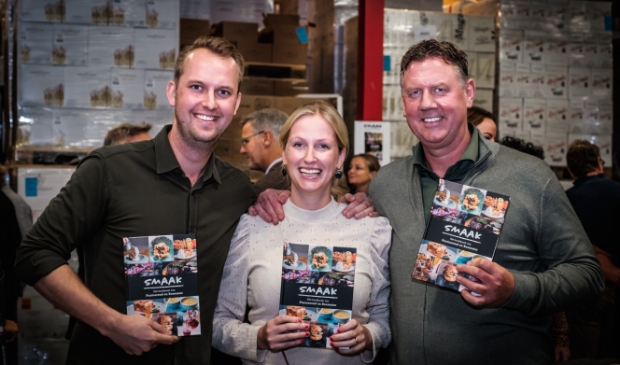 <p>De trotse initiatiefnemers van het boek. Van links naar rechts Sven Tishauser, Marjolein de Reus en Arwin Versteijne. </p>