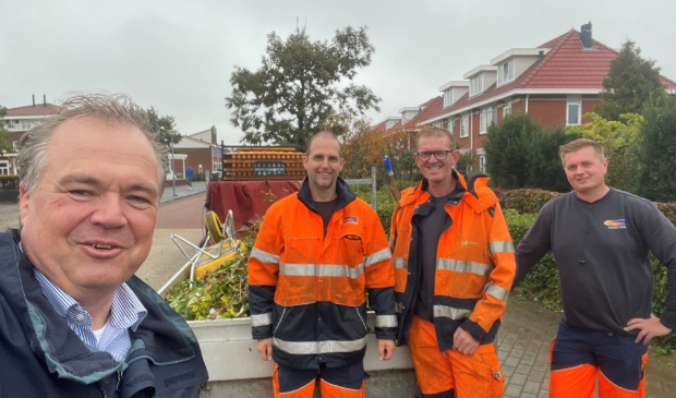 <p>Burgemeester Voskuil stak de handen uit de mouwen met de groenploeg in Egmond aan Zee</p>