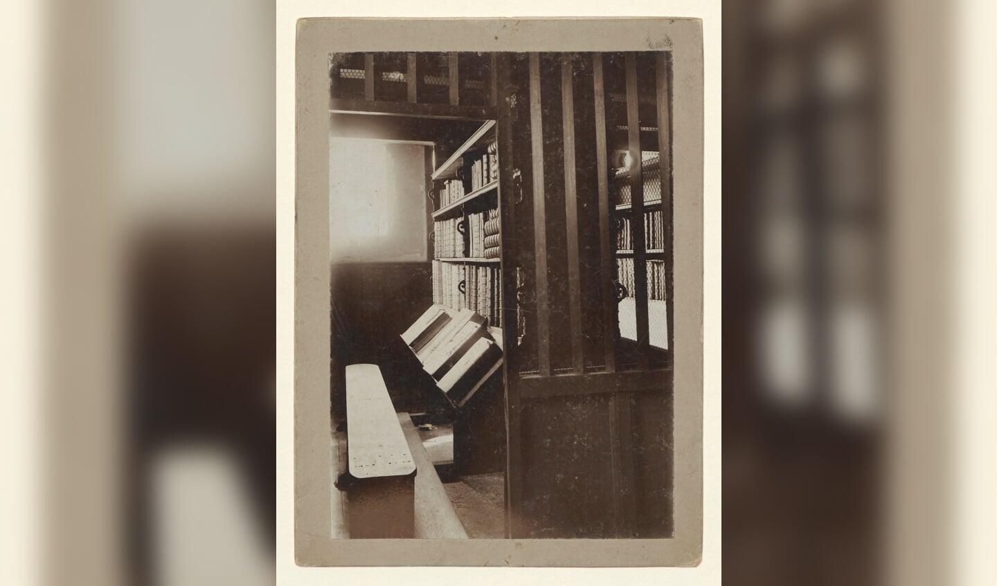 Interieur van de librije in 1894 met boeken waar de ketting nog aan vast zit. 