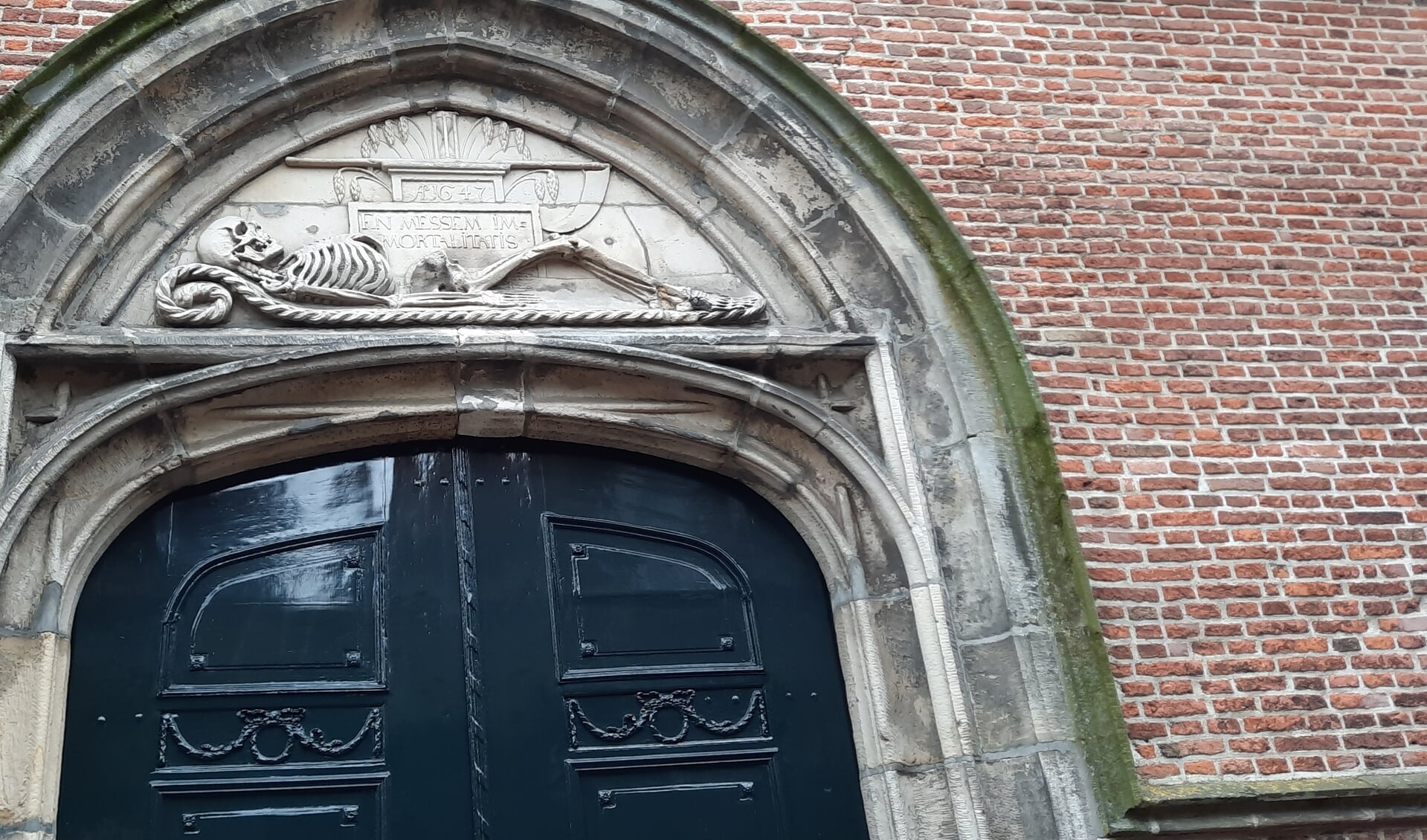 De deur van de Noorderkerk aan het Kleine Noord.
