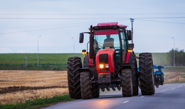 Tractoren op de openbare weg. Bewoners langs de Westtangent zijn er niet blij mee.