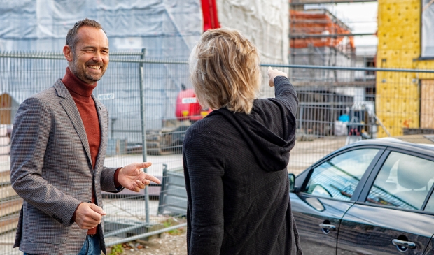 <p>Petra en Joost bij hun nieuwe woning die in maart 2022 klaar moet zijn.</p>