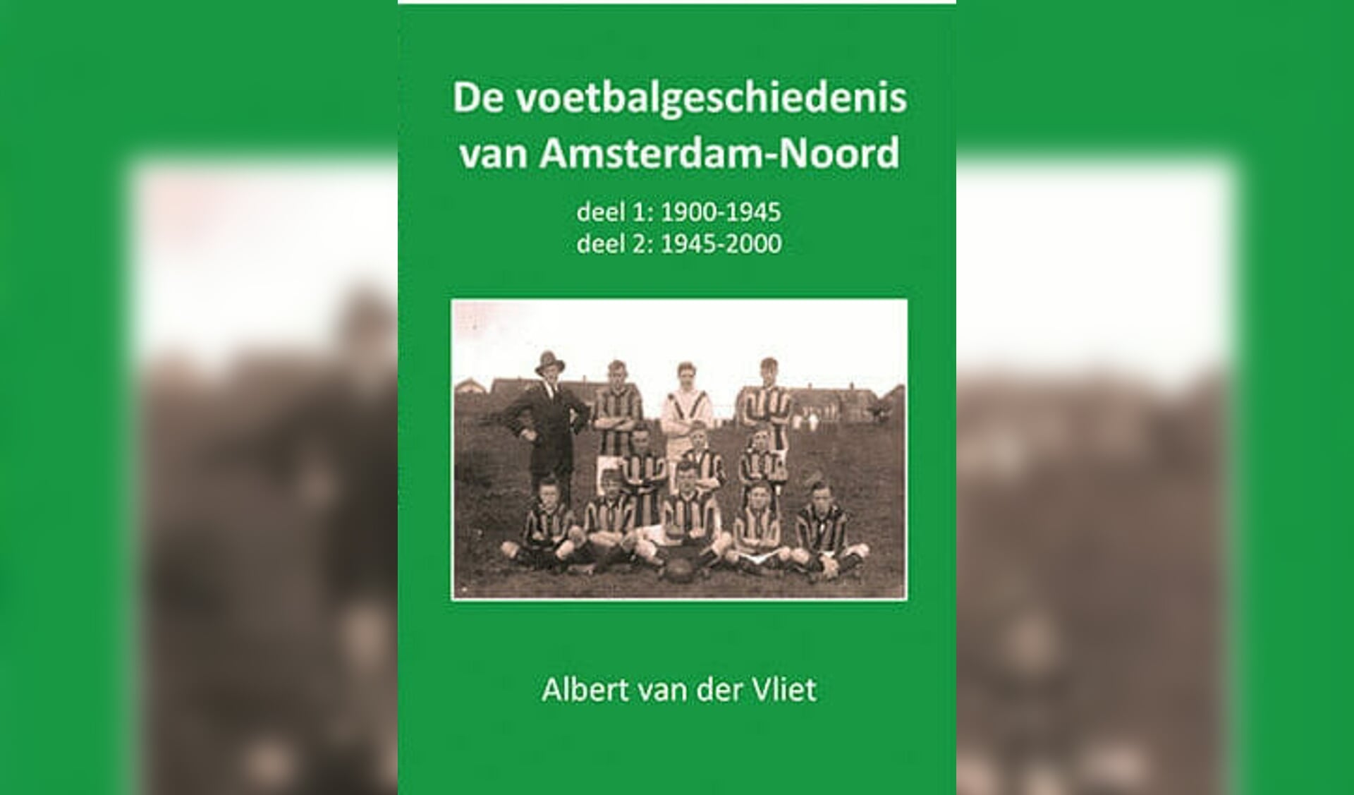Het boek 'Voetbalgeschiedenis van Amsterdam-Noord'.