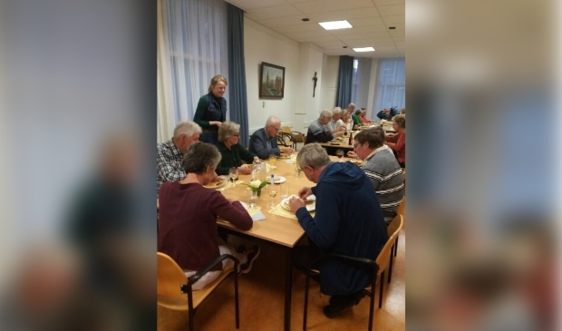 <p>De gasten worden vriendelijke en keurig bedient aan tafel. </p>