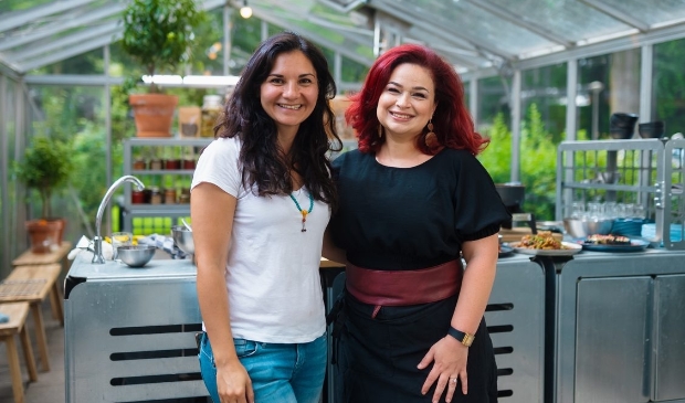 <p>Mehrnoesh (l) samen met de inspirerende Zina Abboud.</p>