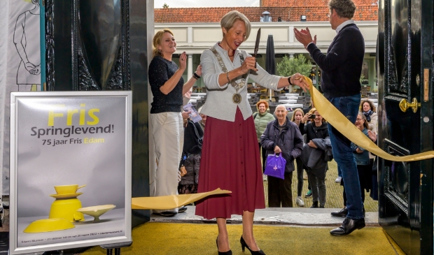 <p>Burgemeester Sievers opent tentoonstelling Fris Springlevend! 75 jaar Fris Edam.</p>