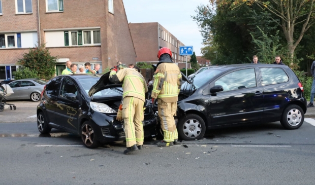 <p>Beide auto's raakten zwaar beschadigd.</p>