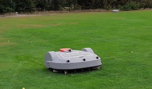 Eén van de twee robots die hun werk doen op de range van Varus. De geavanceerde machines maaien gras én verzamelen ballen. 