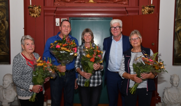 <p pstyle="PLAT">Bep Mantel-Klein, het echtpaar Stolk-Paartman, de wethouder en Ina Kofman.</p>