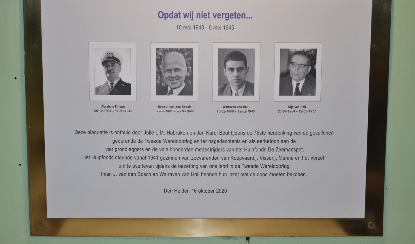 De herinneringsplaquette aan vier verzetshelden in het voorgereddenverblijf aan boord van De Zeemanspot. 