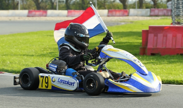 <p>Memphis mocht na afloop met de nationale driekleur een rondje rijden.</p>