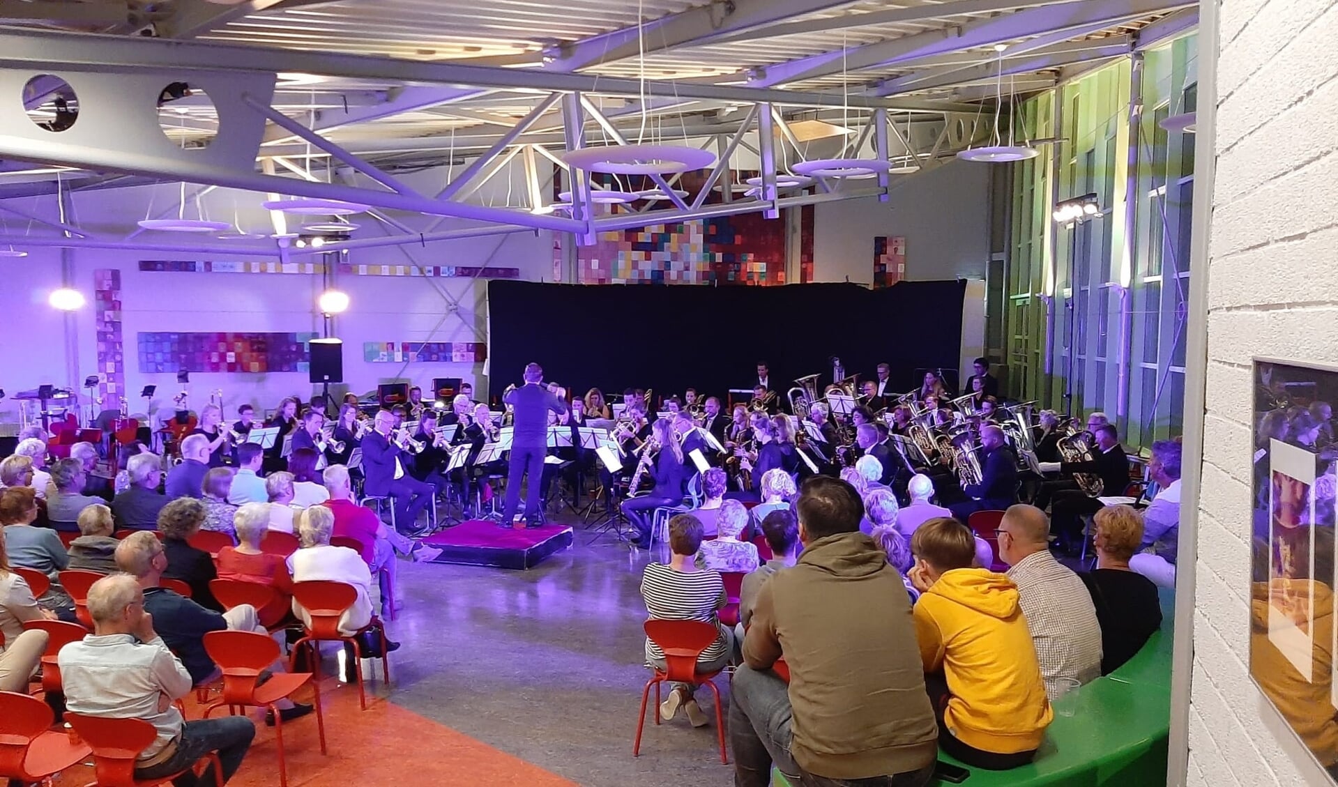 Optreden van orkest van Emergo bij het Jac.P. Thijsse College. 