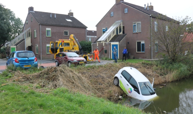 <p>Auto van de wal in de sloot.</p>
