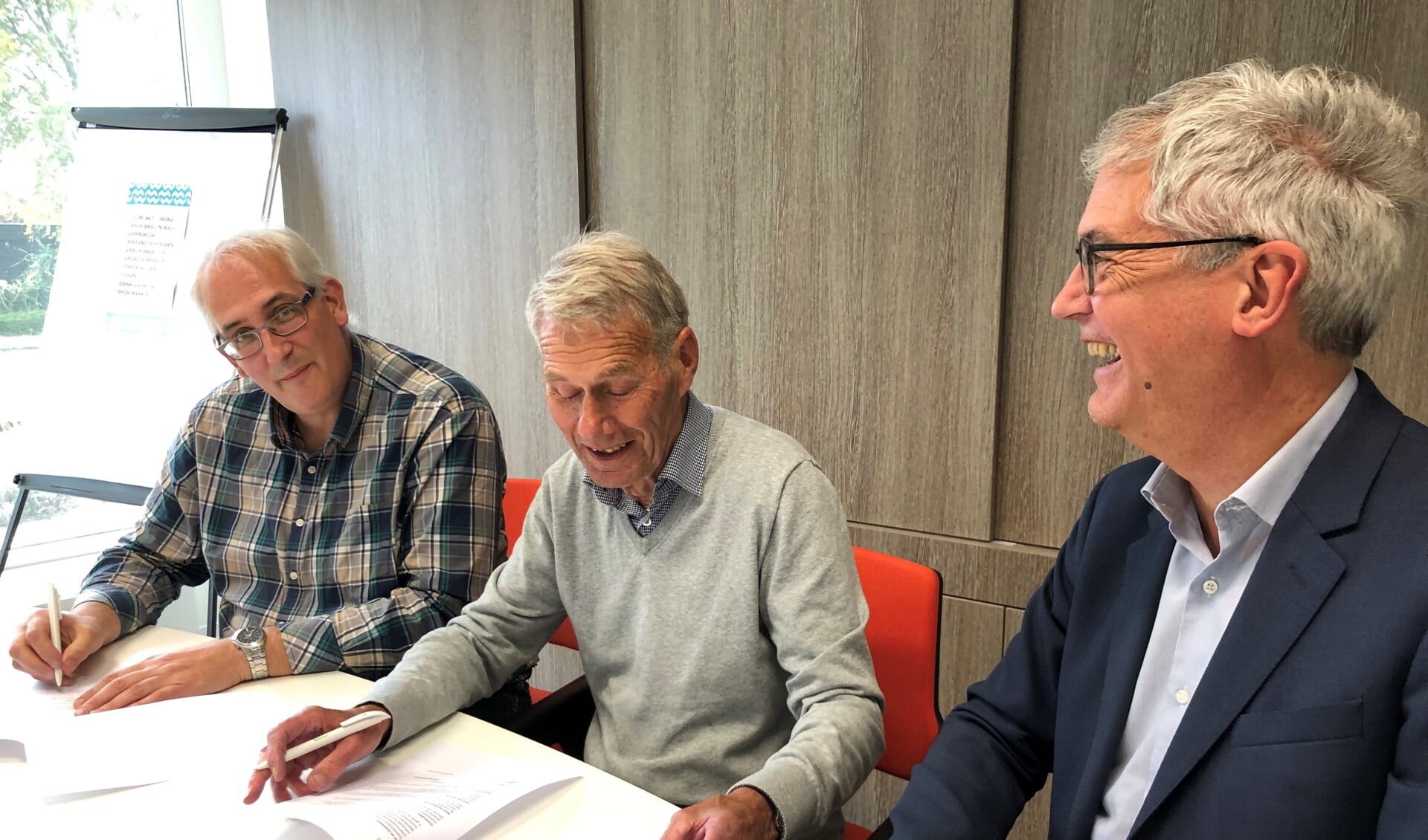 Ondertekening samenwerkingsovereenkomst door: vlnr bestuursleden Quackenbosch Joan Tacx en Dammes van der Poel directeur Peter Hoogvliet van MeerWonen.