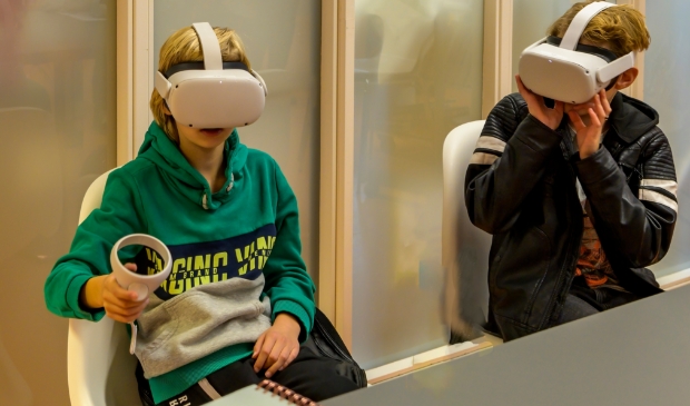 <p>Leerlingen testen een VR-bril. </p>
