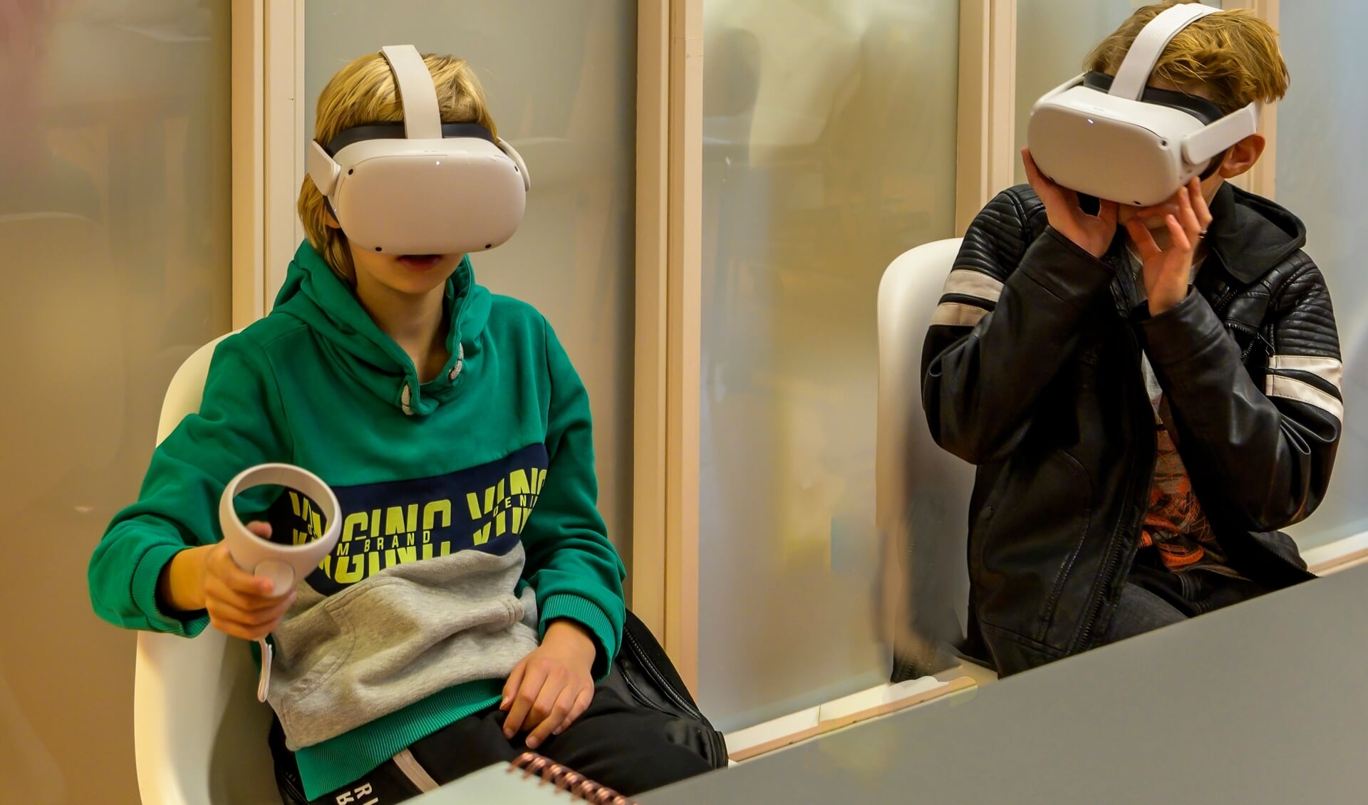 Leerlingen testen een VR-bril. 