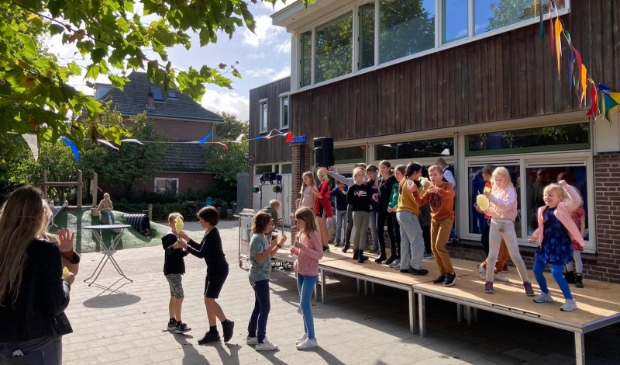 <p>Leerlingen dansen op het open podium. </p>
