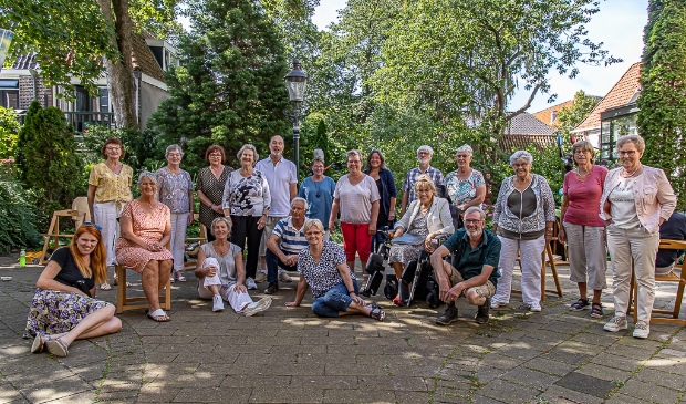 <p>In de zomer gaf het Schoorkoor miniconcertjes en oefenmiddagen, buiten in de beeldentuin bij Expoost.</p>