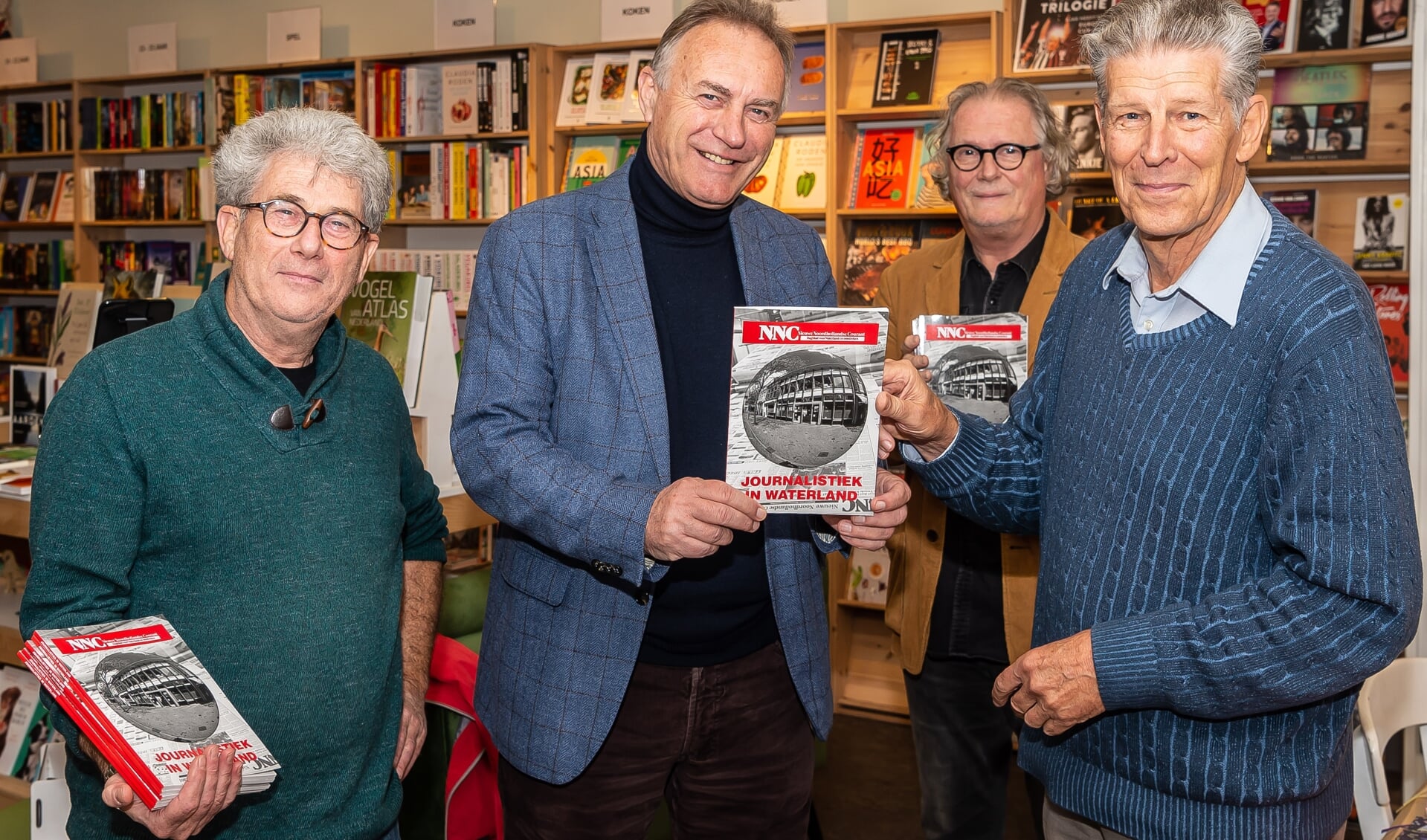 Van links naar rechts voormalig NNC-journalisten Bert Roozendaal, Leo Fijen en Hans Polder. Rechts VHP-voorzitter Gerard Schotsman.
