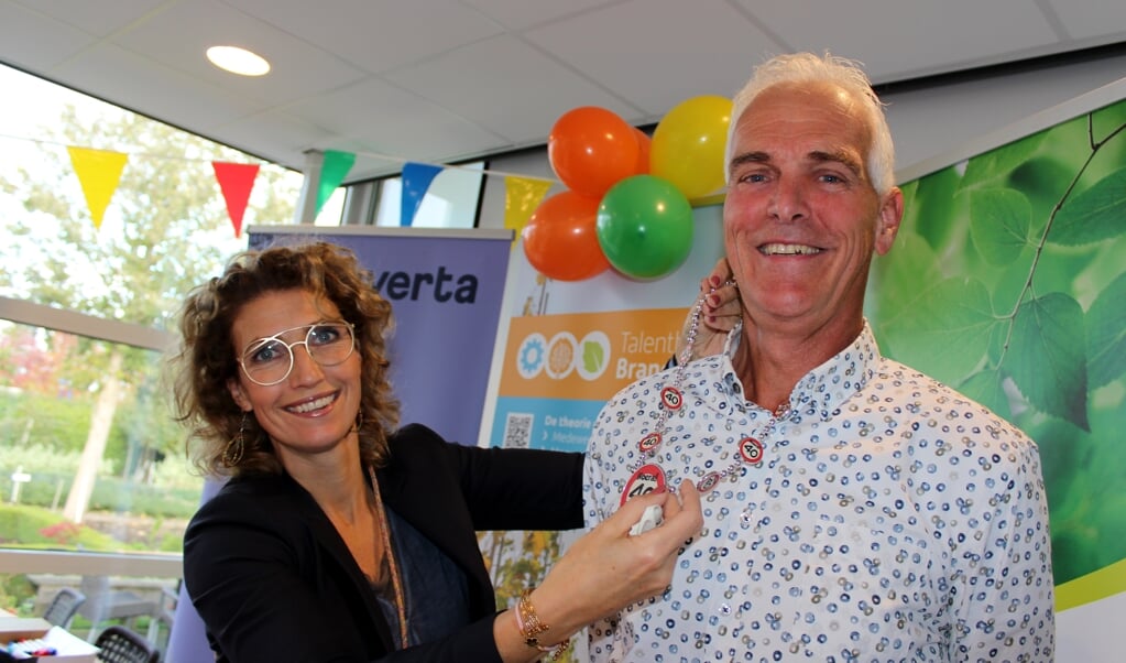 Bij de opening van de nieuwe Brancheopleiding Boomkwekerij wordt docent Peet Stolwijk in het zonnetje gezet door Marleen van Arendonk van Yuverta. Stolwijk zit 40 jaar in het vak. 