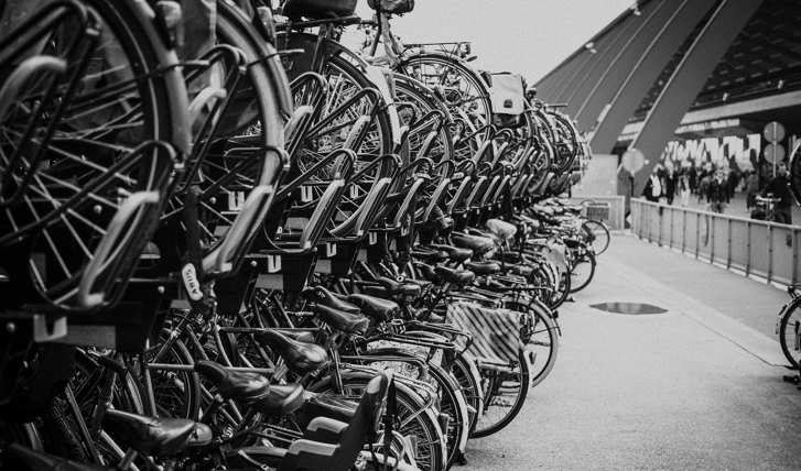 De gemeente Amsterdam stimuleert het fietsen onder ouderen.