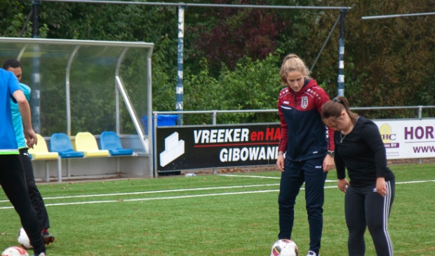 <p>Deelneemster Kate in actie met een speelster van VV Alkmaar. </p>