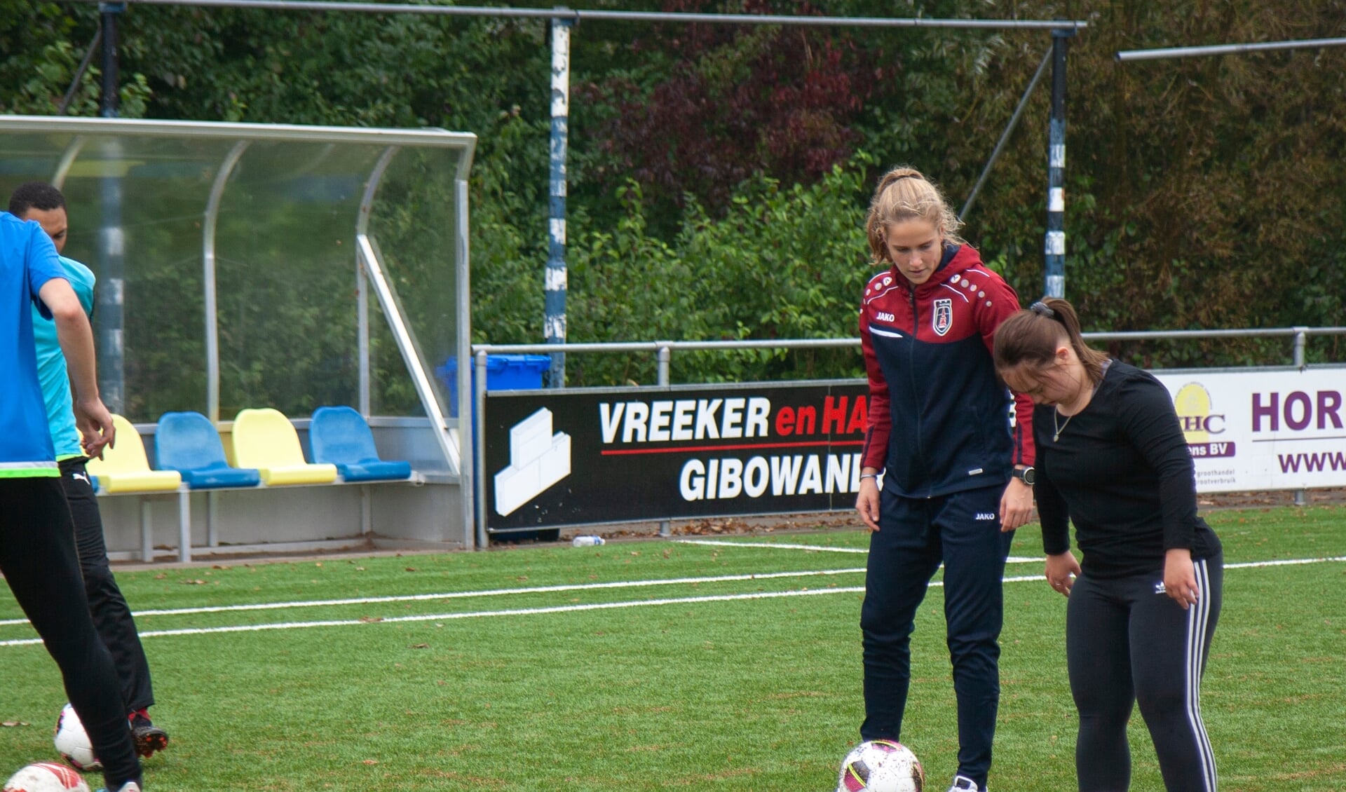 Deelneemster Kate in actie met een speelster van VV Alkmaar. 
