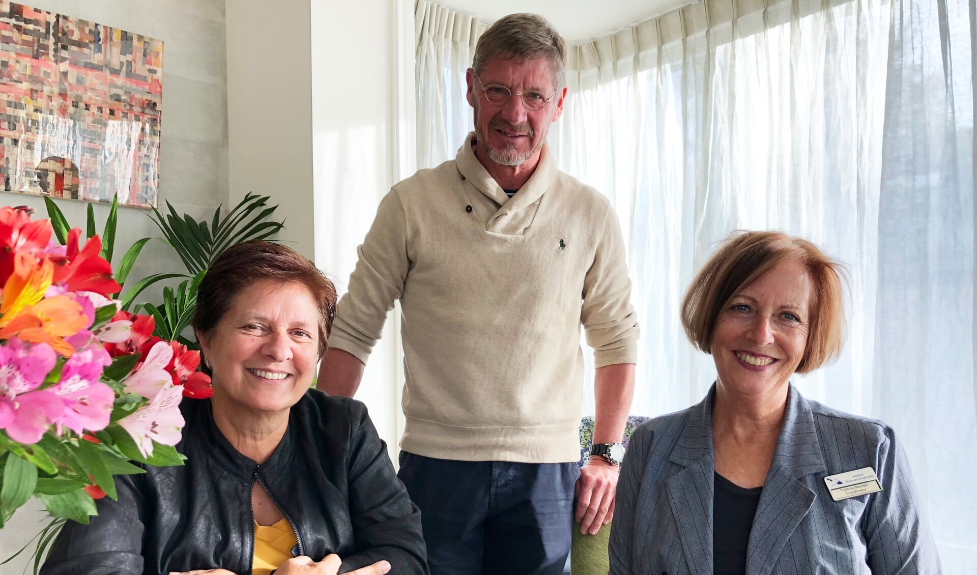 Joke Hillebrand, Kees Sietsema en Yvonne Beerten in de huiskamer van het hospice. 