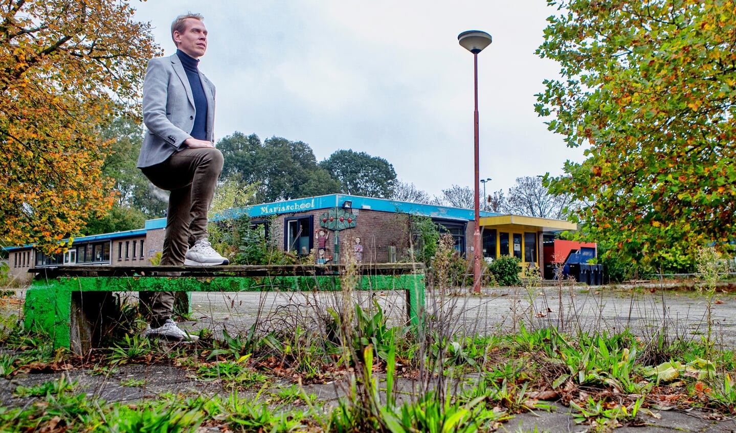 Wethouder Nils Langedijk bij de locatie van de oude Mariaschool; hier gaat het nieuwe IKOC gebouwd worden.